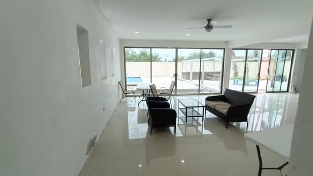 Venta de Casa de Lujo con grande Terreno en Chicxulub Puerto de 4 Habitaciones