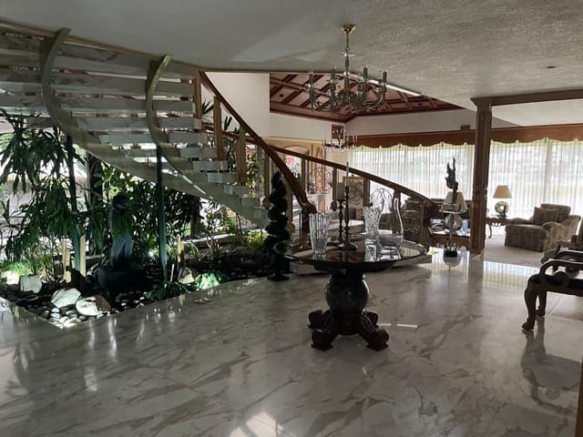 Casa en renta en Bosques de las Lomas con cancha de tenis y jardín
