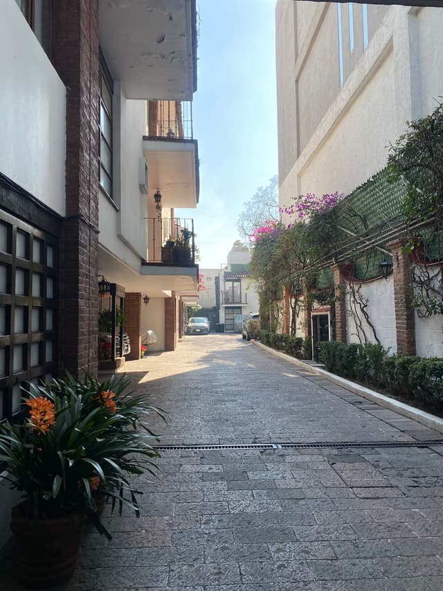 Venta de Casa en Condominio en Tres Niveles, Amplios Espacios y Terrazas