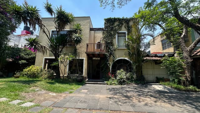 CASA EN VENTA EN COYOACAN, AMPLIO JARDÍN Y CASA SECUNDARIA