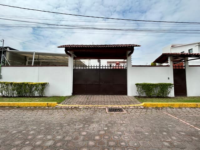 Casa con amplio terreno y alberca en La Asunción Metepec