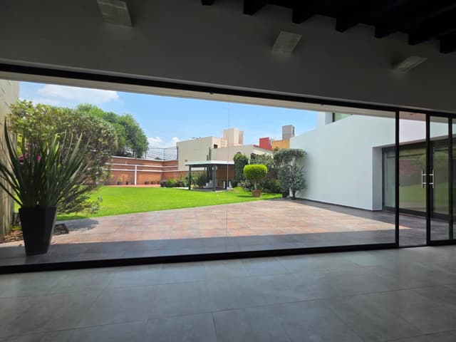 CASA CON MAS DE 400M2 DE JARDÍN EN VENTA EN CLUB DE GOLF BELLAVISTA 3a SECCIÓN