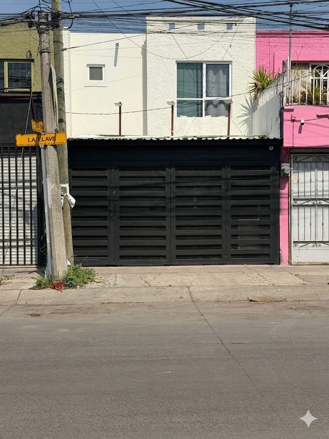 Casa en Venta con Uso de Suelo Mixto en Parques Santa Cruz del Valle
