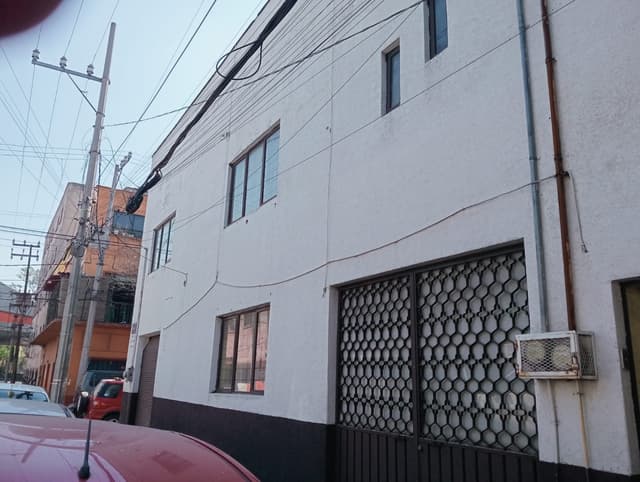 Casa con accesoria independiente, uso de suelo mixto, muy cerca de centros de comercio