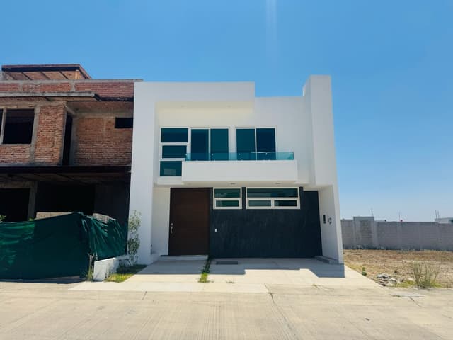 Casa Nueva en Esquina Frente a Parque