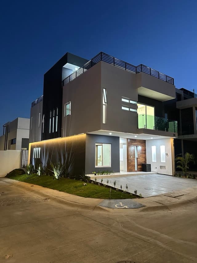 Casa Nueva en Esquina Frente a Parque