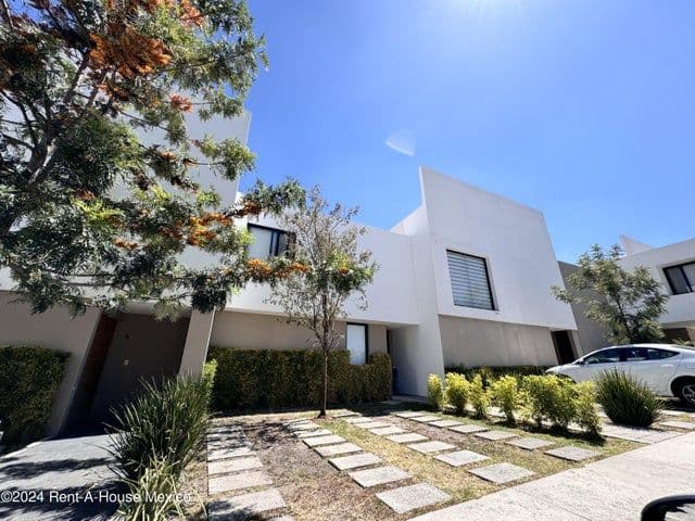 Casa en venta en Cubres del Lago Querétaro. Con oficina independiente