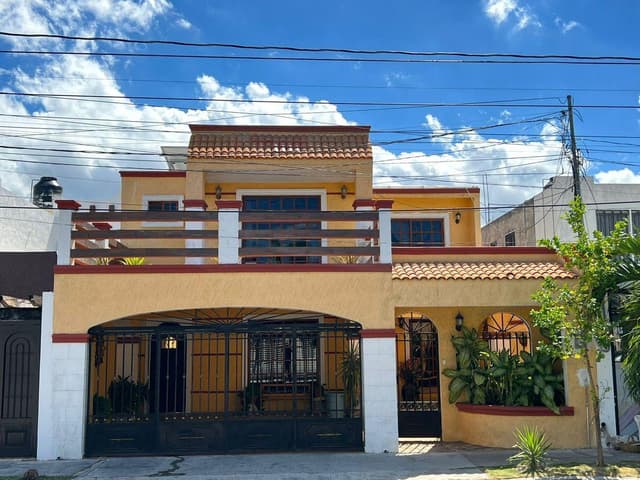 casa en venta sobre avenida, cuenta con 5 habitaciones ,Fracc. Fco de montejo.