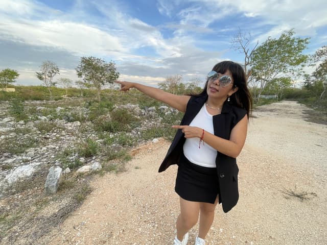 servicio eléctrico (en proceso), calles blancas compactas, detrás de Habitaré (muchas construcción)