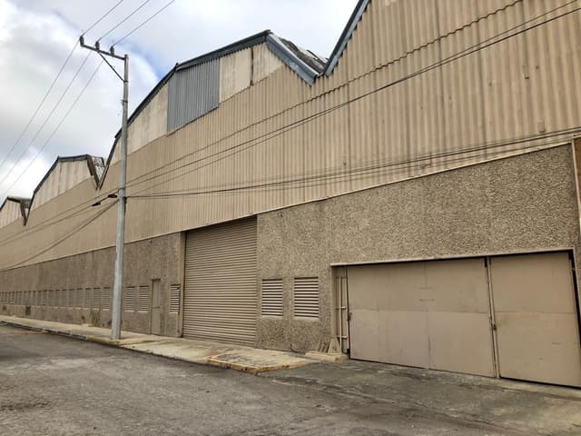 Bodega en el norte de Mérida de 2900 m², son 2 naves juntas de 1450 m² c/u, cuentan con área de maniobras, descarga a ras de piso, no tiene andenes, circulación las 24 horas del día