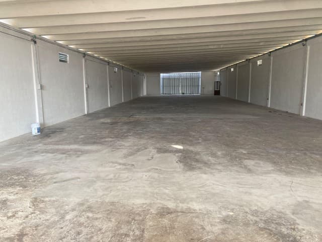 Dentro de la ciudad 750m² (15x30) con vigilancia 24 horas, 4.5 mts. de altura, con acceso a nivel de piso