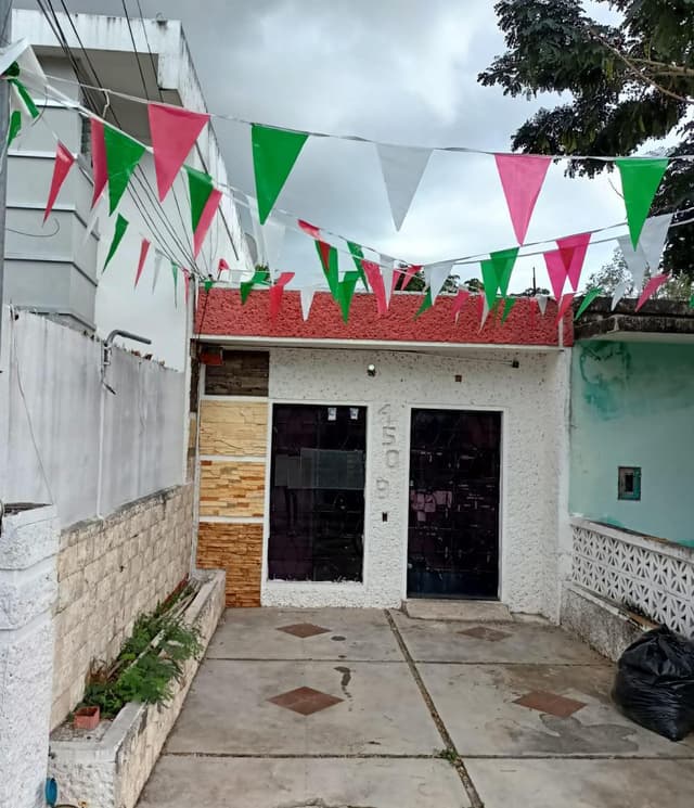 CASA SOBRE AVENIDA ITZAEZ, ideal para negocio o airbnb.