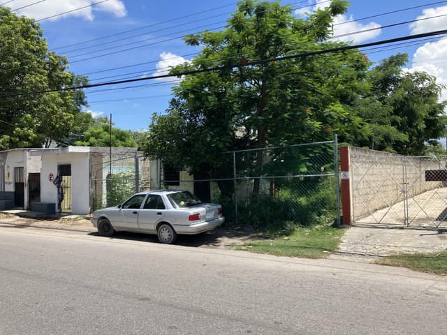 sobre avenida Juan Pablo- listo para escriturar, mira a dos calles- disponible