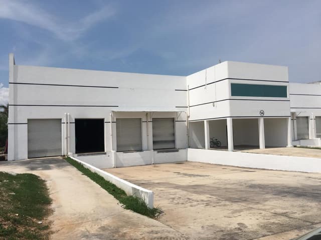 oficinas doble planta, 3 medios baños, altura 8 mts, con cámaras, no tiene anden.