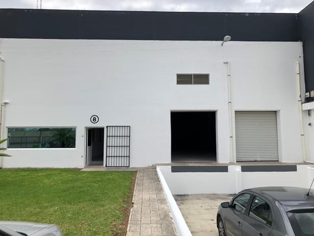 Anden de descarga propio, 48m² de oficinas, 1 medios baño, 1 baño completo en almacén, estacionamiento, altura 8 mts, con cámaras de vigilancia