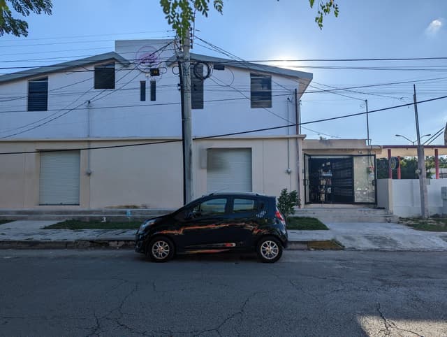 Local sobre avenida frente a oxxo, con cortina, 20m², medio baño, entrega inmediata