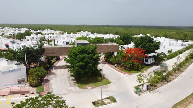 casa en venta en merida, cochera techada, piscina, gran privada-