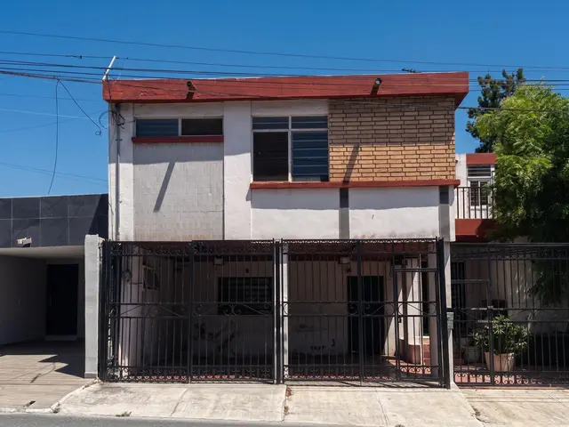 Casa en Venta para Remodelar en Col. Vista Hermosa, Monterrey | 10 Habitaciones, 3 Niveles y Potencial de Inversión