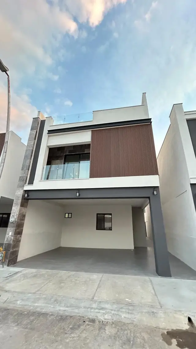 Casa de 3 niveles, equipada, y con paneles solares, completamente nueva