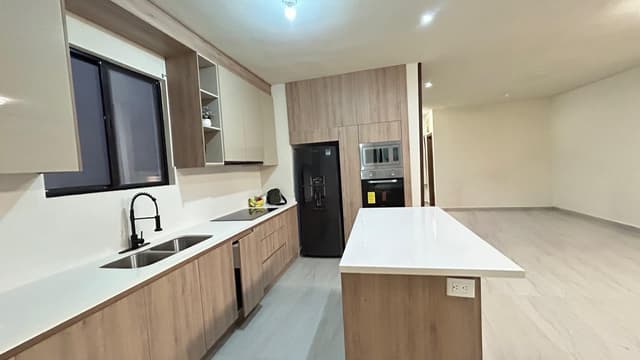 En Renta Casa Nueva, Cumbres Platino, 3 niveles, Equipada