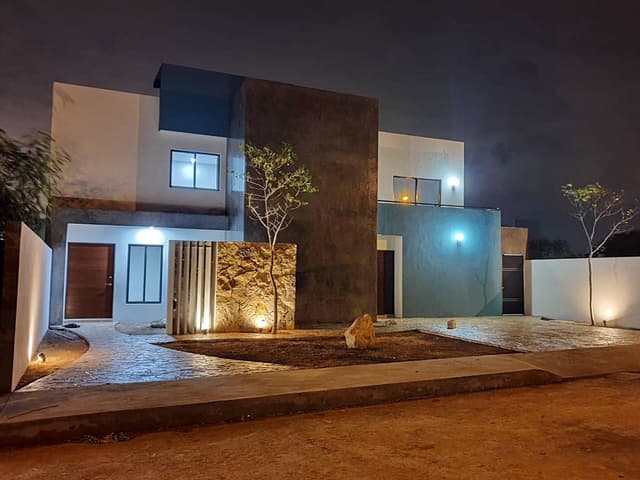 Casa en venta con recámara en planta baja y 2 arriba, piscina, Praderas del Mayab