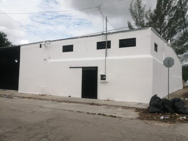 Bodega en renta en esquina en el sur de la ciudad de Mérida Yucatán , con oficinas