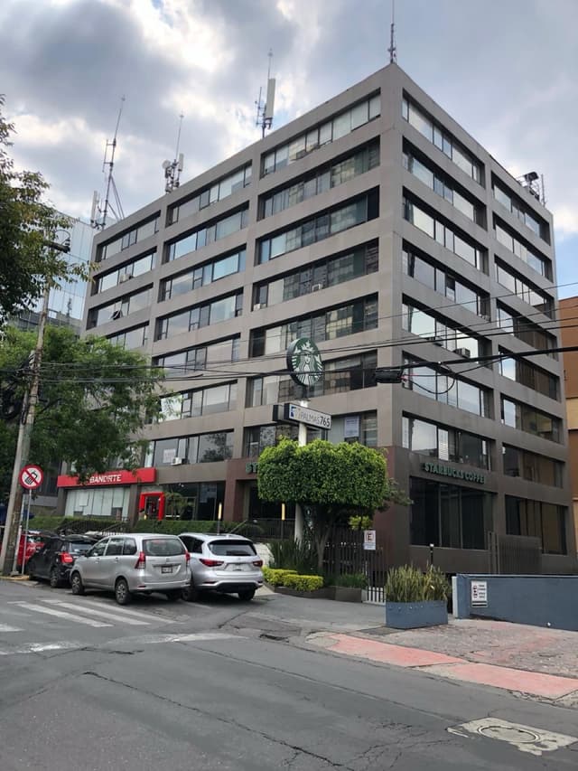 Av. Paseo de las Palmas al 700