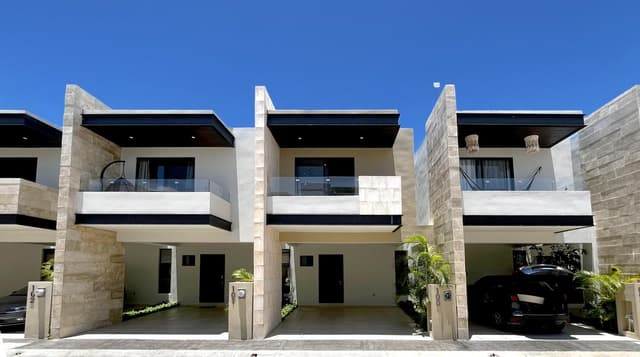 Experimenta la Elegancia Costera: Moderna Casa de 3 Recámaras con Terraza, Alberca y Seguridad en Playa del Carmen