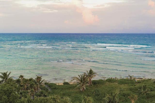 Exquisito Penthouse de 2 Recámaras con Azotea Privada, Piscina y Vistas Panorámicas al Océano en Bahía Tankah, Tulum