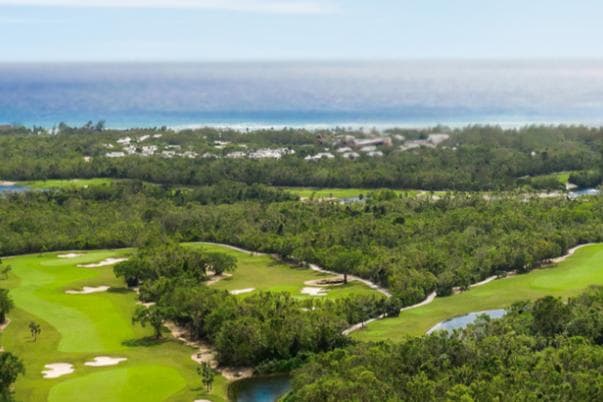 Lote Selecto con Panorama del Campo de Golf y Acceso a la Playa en Comunidad Exclusiva de Playa del Carmen