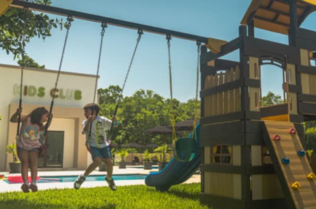 Sereno Hogar de 3 Recámaras con Jardín, Ideal para la Vida Familiar en Playa del Carmen