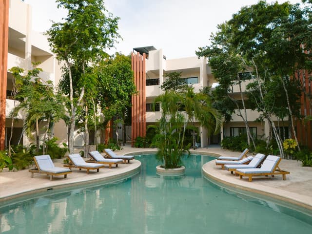 Apartamento con Balcón Privado y Vistas al Corazón de Playa del Carmen
