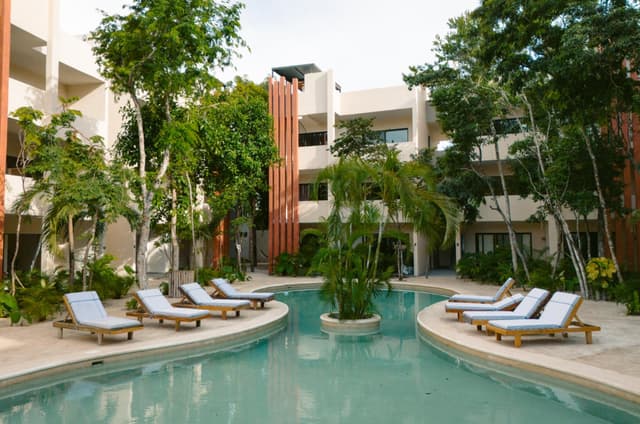 Apartamento con Balcón Privado y Vistas al Corazón de Playa del Carmen