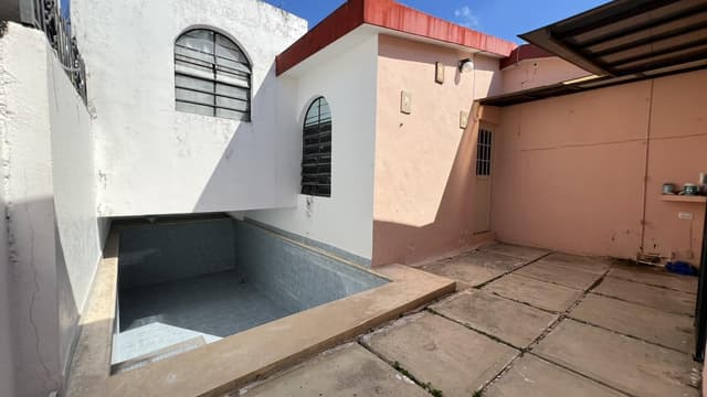 casa en venta en merida, brisas, 5 habitaciones con piscina, en esquina, una sola planta, espacios amplios