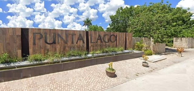 Terreno en exclusiva privada frente Plaza La Isla, Punta Lago, Merida