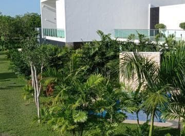 Terreno en exclusiva privada frente Plaza La Isla, Punta Lago, Merida