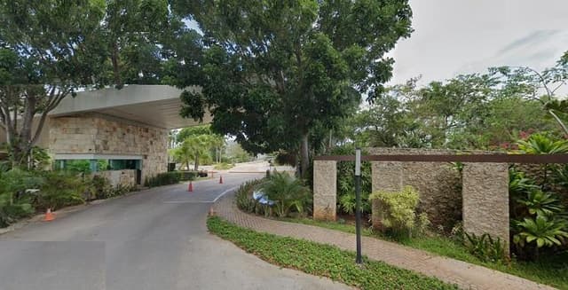 Terreno en exclusiva privada frente Plaza La Isla, Punta Lago, Merida