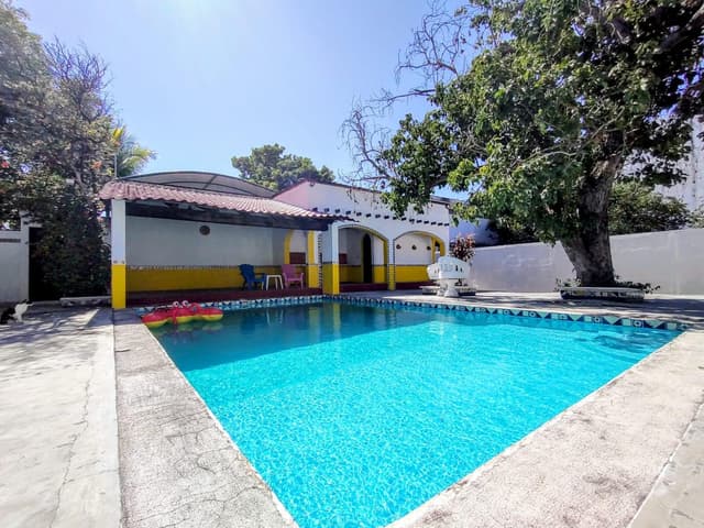 gran casa en venta en Mérida - zona urbanizada- piscina y enorme patio