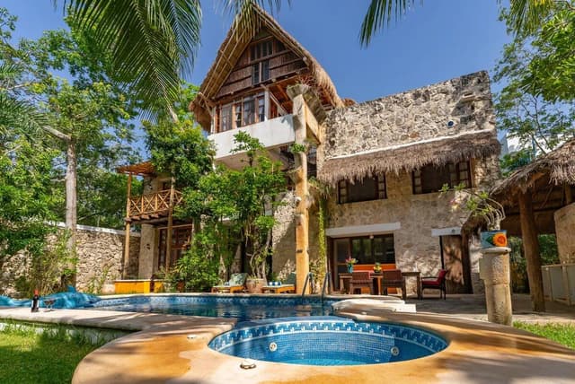 Villa en Venta de 4 Recámaras con Alberca Privada – Zona Xcaret, Riviera Maya