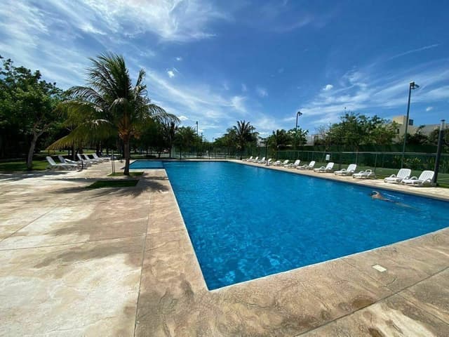 Casa en Venta en Parque Natura ¡De dos plantas con piscina!