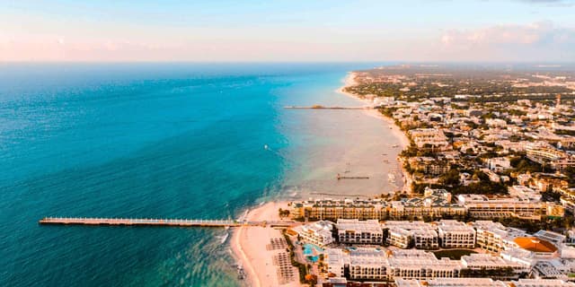 Residencia de Lujo con Terraza Privada y Diseño Zen en Corazón Turístico