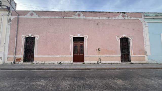 Casa en Venta, techos altos, a media cuadra de mejorada