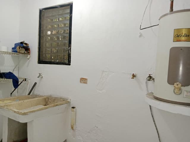 En venta, casa en esquina en Leandro Valle