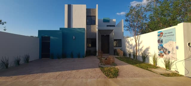 Casa en venta con recámara en planta baja y piscina, en Praderas del Mayab
