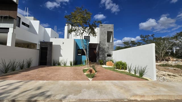 Casa en venta con recámara en planta baja y 2 arriba, piscina, Praderas del Mayab