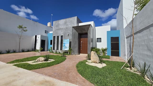 Casa en venta con recámara en planta baja y 2 arriba, piscina, Praderas del Mayab