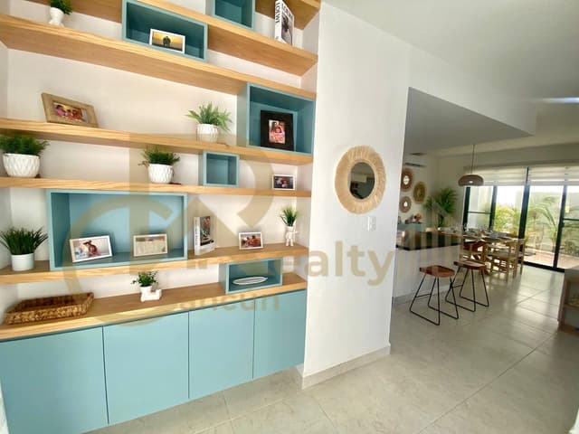 VENTA HERMOSA CASA DE GRAN PLUSVALIA EN AV HUAYACAN