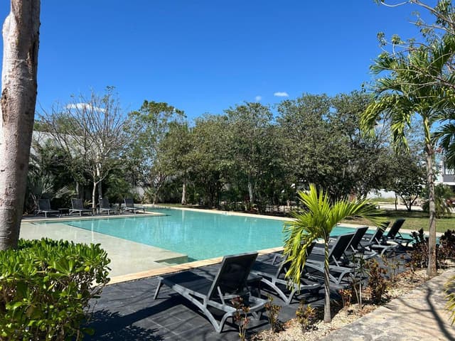 Lote entrega inmediata en privada con casa club, cerca de la Isla