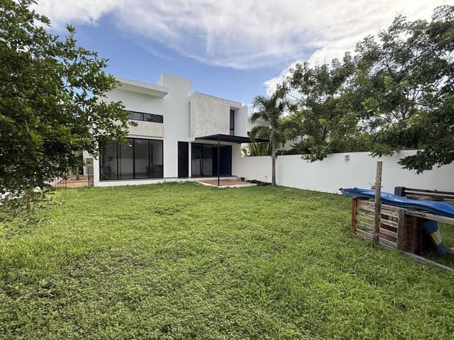 Casa en venta en Dzitya de tres habitaciones- gran terreno