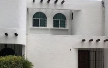 Casa en precioso conjunto con alberca y jardines en centro de Cancún